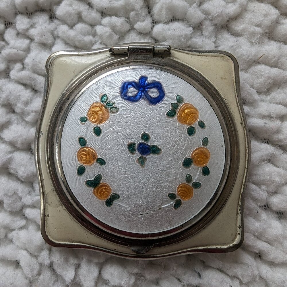 Vintage from the 1920 ladies' compact with Guilloche design